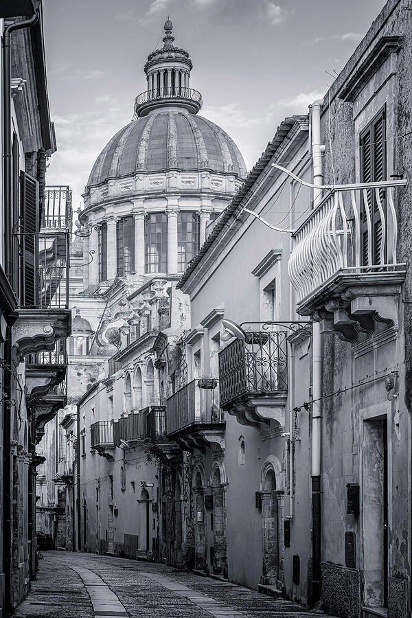 joancarroll's tweet image. Ragusa Cathedral BW Sicily Italy 2! buff.ly/v1U9hH2 #cathedral #italy #sicily #ragusa #dome #NightPhotography #blackandwhite #blackandwhitephotography #streetscene #travel #travelphotography #oldtown @joancarroll