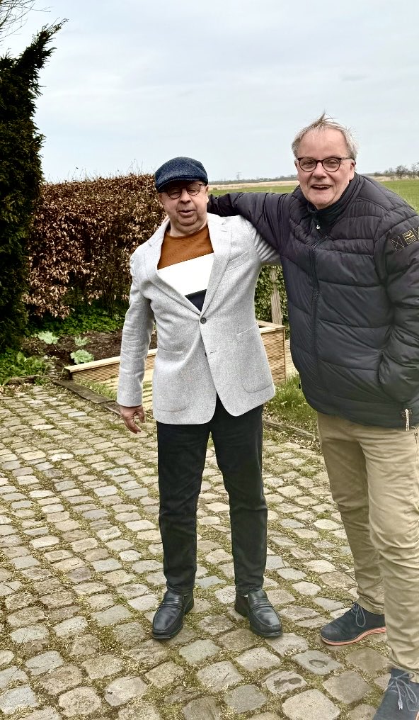 HugoAardoom's tweet photo. Dat is de kracht van Pasen, @jndkgrf en @JaapStalenburg gaan samen eieren zoeken. Een nieuw sociaal begin. https://t.co/R7V9lDYega