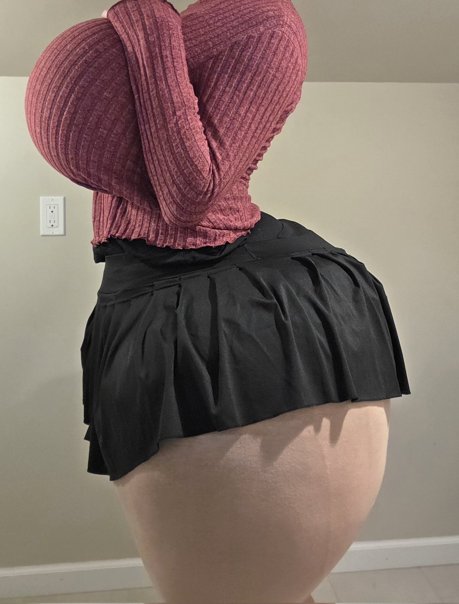 HaveMercyMercy3's tweet photo. This top was supposed to be a dress, but im too big so I had to improvise 😘💜 https://t.co/WklCVydkxS