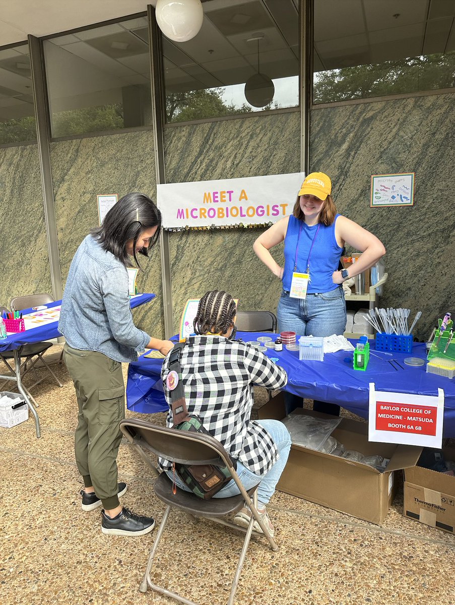 RinaDoesScience's tweet photo. When I was in middle school, I remember the pure feeling of wonder when I saw the microbial world wriggling around in pond water🦠🔬Hoping to be that spark✨for the next generation. Thanks to Reach for the Stars @RiceUniversity for having us over to share our love of microbes! https://t.co/FT3kxdRIdG