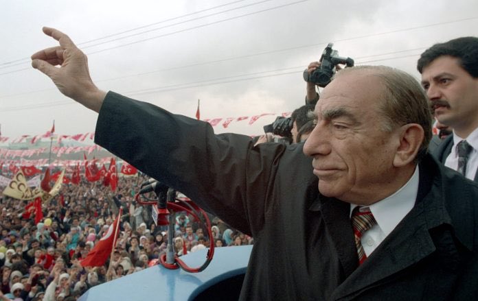 Türk emsalsiz. Türk eşsiz.
Türk ne yapsın Türkeş’siz.

#AlparslanTürkeş #4Nisan1997