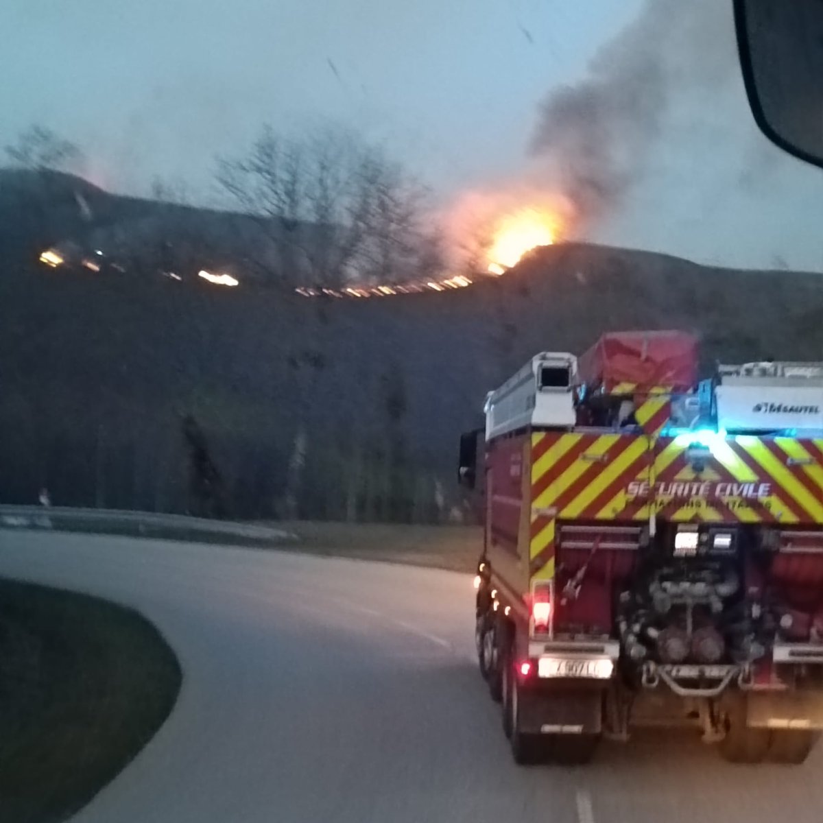 SecCivileFrance's tweet photo. #Intervention | Feux de forêt en cours sur la commune d'Altier (48) 🔥
Rapidement arrivés sur place, les sapeurs-pompiers du @sdis47 sont maintenant appuyés par un détachement de sapeurs-sauveteurs du @riisc_7 🚒👩‍🚒 https://t.co/AT0yuXuJEG