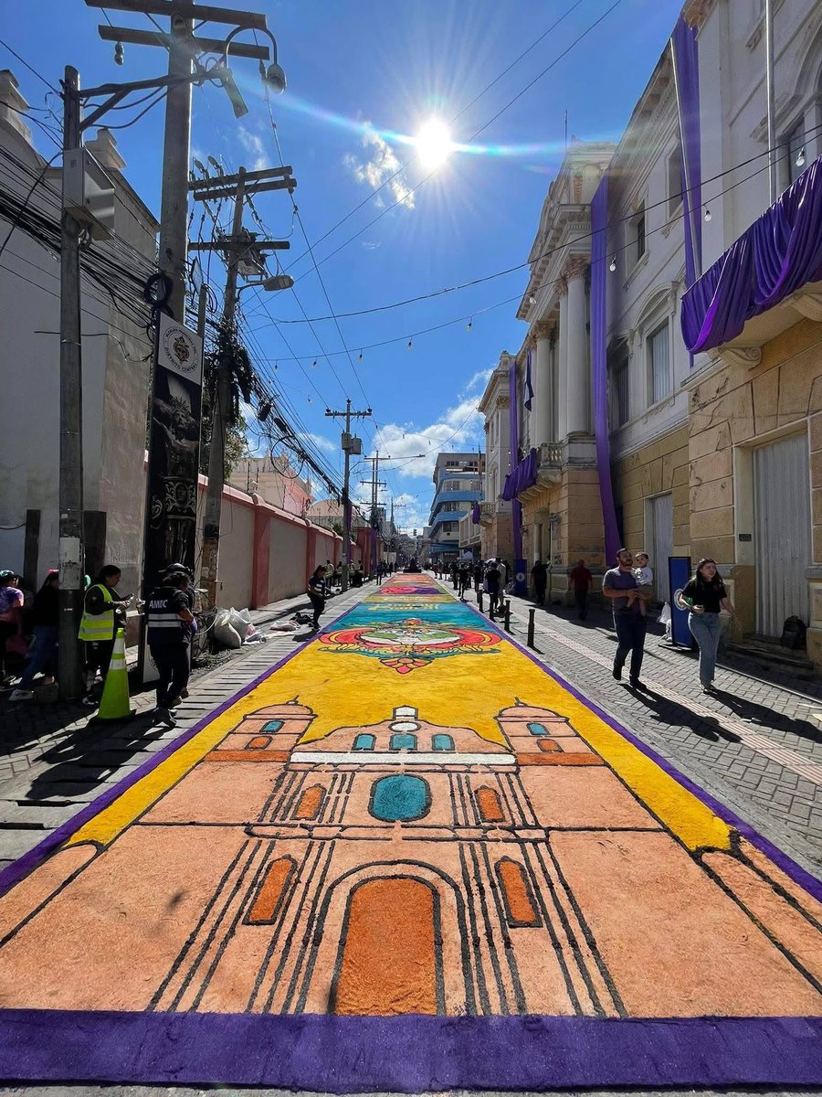 ✝️ Tradición de Viernes Santo en Tegucigalpa

Cada año, la Avenida Cervantes del centro histórico de Tegucigalpa se llena de color, fe y tradición con la elaboración de las emblemáticas alfombras durante el Viernes Santo. 
#ViernesSanto #Tegucigalpa #Honduras #SantoEntierro