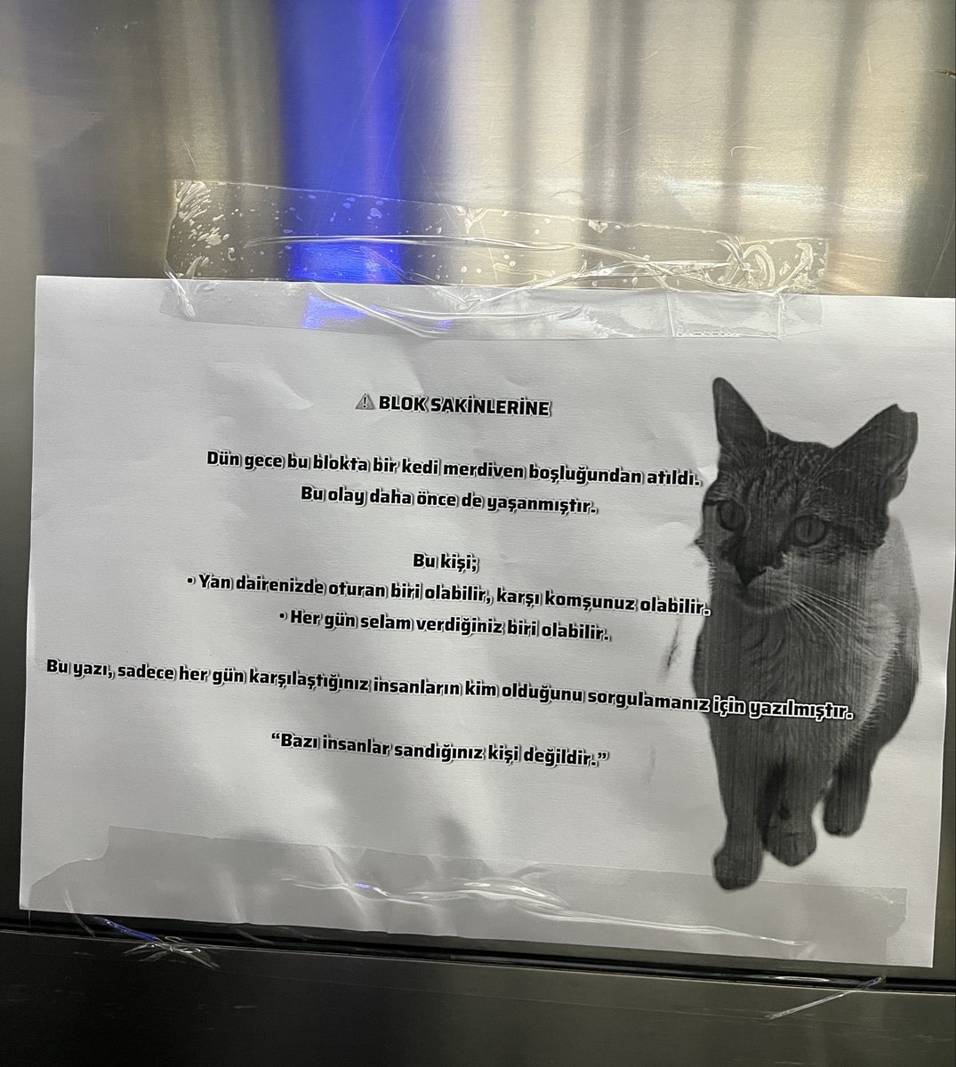 Zeytinburnu'nda bir sitenin binasına asılan yazı: