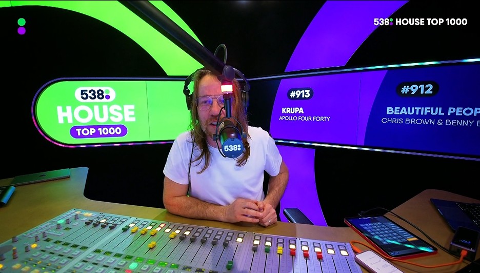 renevandekolk's tweet image. Bijzonder radio moment, tot 24:00, @Giels op @538 bij de House Top 1000. #HT1000 Giel presenteerde andere jaren ook al de House Top 1000 mee. Bijzonder om hem in de 538 studio te zien en te horen en net zelfs zijn eigen TOTH te zien instarten.