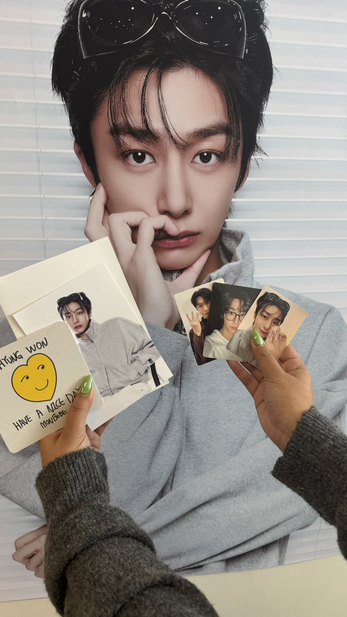 kkris_11's tweet photo. Blessed album pulls 🙏 Such a cute popup ❤️🖤@OfficialMONSTAX @hello82official @hello82SANDIEGO #MONSTA_X_POPUP #hello82 #82giveaway https://t.co/w4UumzB8Qc