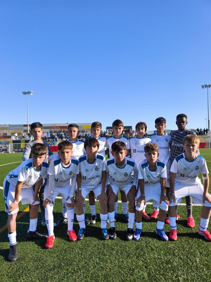 CdtCantera's tweet photo. ⚽ El #AlevínCDT cae en los cuartos de final de la @micfootballcup.

🆚 @RBetisCantera

👏🏻 ¡Enhorabuena por el gran trabajo, equipo! ⚪🔵

#CanteraCDT @CDTOficial #LaBregaNosUne https://t.co/32gFaFumet