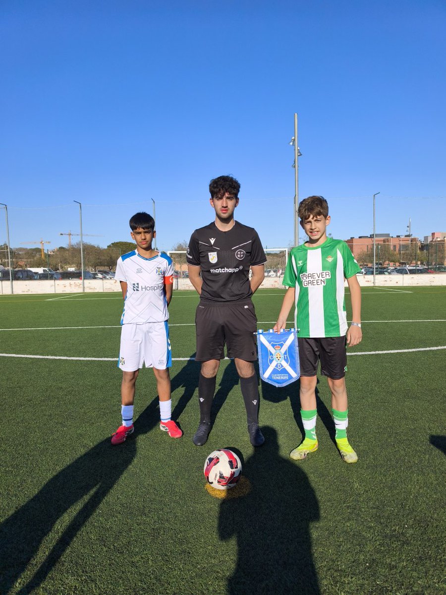 CdtCantera's tweet photo. ⚽ El #AlevínCDT cae en los cuartos de final de la @micfootballcup.

🆚 @RBetisCantera

👏🏻 ¡Enhorabuena por el gran trabajo, equipo! ⚪🔵

#CanteraCDT @CDTOficial #LaBregaNosUne https://t.co/32gFaFumet