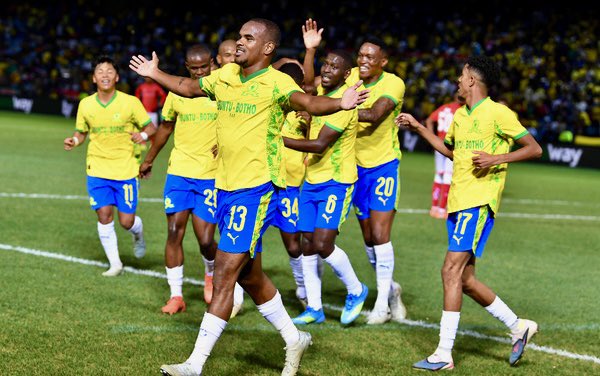 TheeSportsGuy01's tweet photo. 𝐁𝐞𝐚𝐮𝐭𝐢𝐟𝐮𝐥 𝐁𝐫𝐚𝐳𝐢𝐥𝐢𝐚𝐧𝐬 𝐆𝐨 𝐓𝐎𝐏 👆
🟡 Mamelodi Sundowns beat Chippa United 4-1 to go two points clear at the top of the standings
🟡 Sundowns & Pirates are on the same level of games
#Sundowns #Chippa #Offside #BetwayPrem #IqraamRayners 👆 https://t.co/WPSYR7p4wn