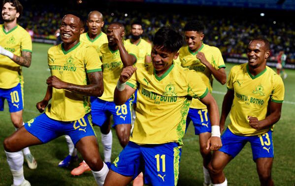 TheeSportsGuy01's tweet photo. 𝐁𝐞𝐚𝐮𝐭𝐢𝐟𝐮𝐥 𝐁𝐫𝐚𝐳𝐢𝐥𝐢𝐚𝐧𝐬 𝐆𝐨 𝐓𝐎𝐏 👆
🟡 Mamelodi Sundowns beat Chippa United 4-1 to go two points clear at the top of the standings
🟡 Sundowns & Pirates are on the same level of games
#Sundowns #Chippa #Offside #BetwayPrem #IqraamRayners 👆 https://t.co/WPSYR7p4wn