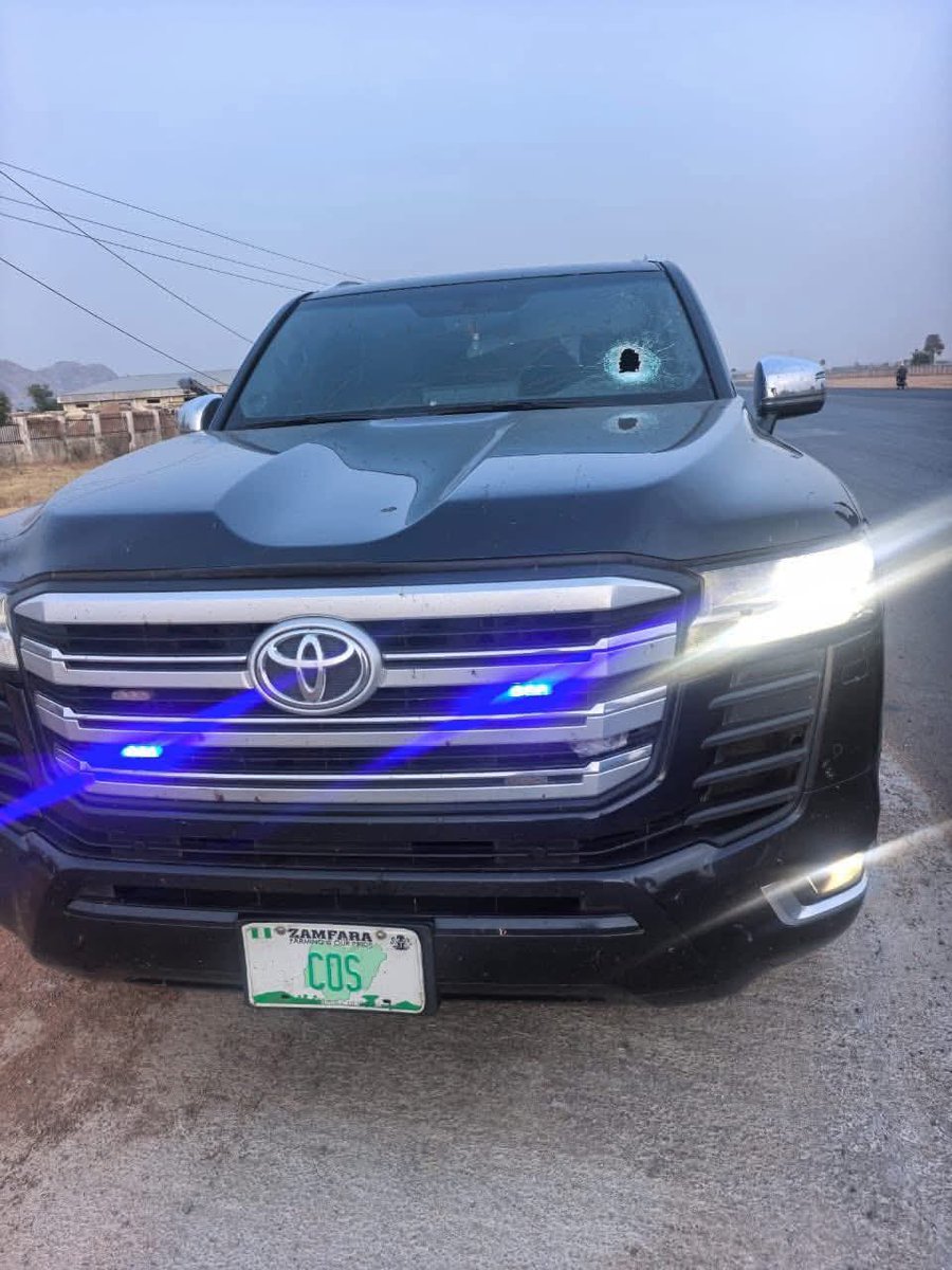 HausaDailyTimes's tweet photo. Shugaban Ma'aikatan Gidan Gwamnatin Zamfara Hon. Mukhtar Lugga ya tsallake rijiya da baya, bayan ƴan bindiga sun farmaki motarsa a yammacin jiya Alhamis kan hanyarsa ta komawa Gusau tsakanin Tsafe zuwa Gusau. Sai dai babu wanda alburusai da aka harɓa ta sama.

📸Hafix Abu Gusau https://t.co/mDTfPlNXWP