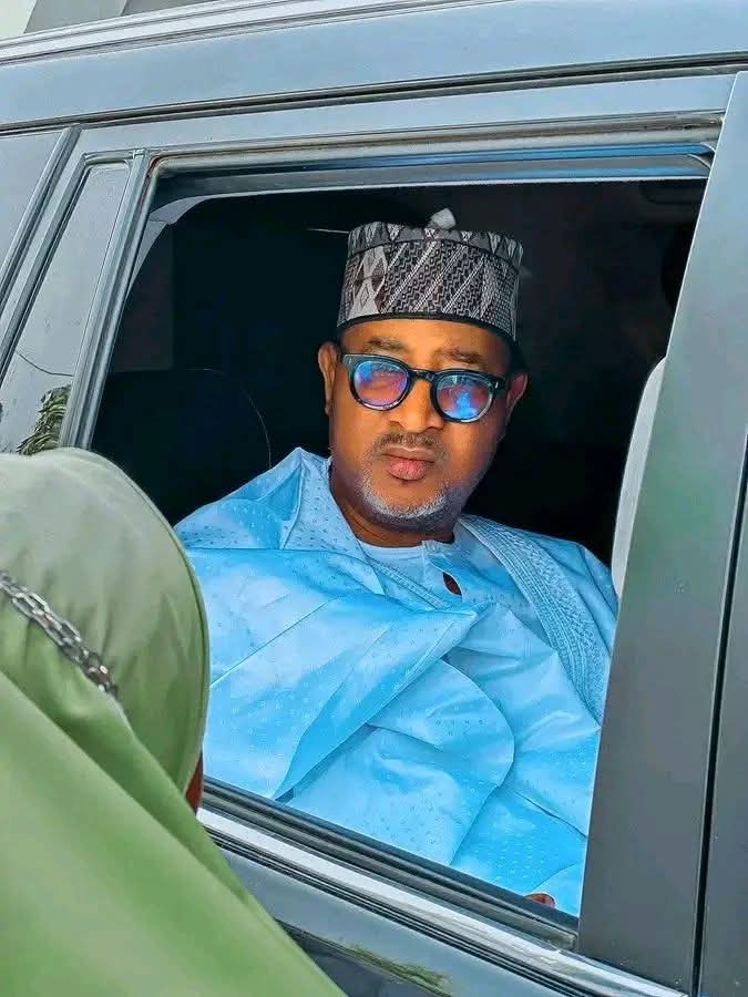 HausaDailyTimes's tweet photo. Shugaban Ma'aikatan Gidan Gwamnatin Zamfara Hon. Mukhtar Lugga ya tsallake rijiya da baya, bayan ƴan bindiga sun farmaki motarsa a yammacin jiya Alhamis kan hanyarsa ta komawa Gusau tsakanin Tsafe zuwa Gusau. Sai dai babu wanda alburusai da aka harɓa ta sama.

📸Hafix Abu Gusau https://t.co/mDTfPlNXWP