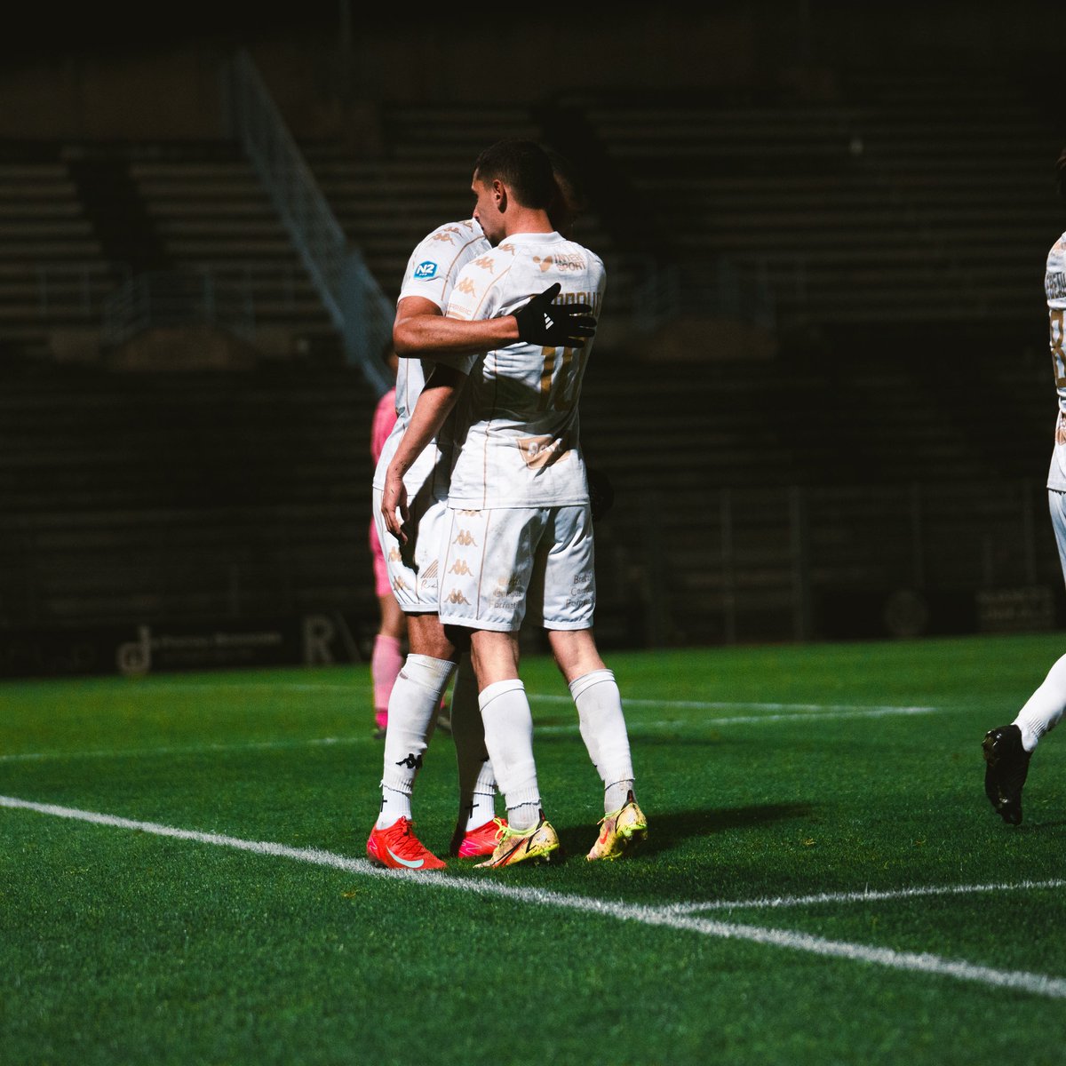 USSAINTMALO's tweet photo. ⏱️ 58’ l LE DOUBLÉ 🤩
À la suite d’un superbe mouvement collectif, Burban vient terminer le boulot dans les 6 mètres !
#SPUSSM 1️⃣-2️⃣ https://t.co/A61Lmvjb65