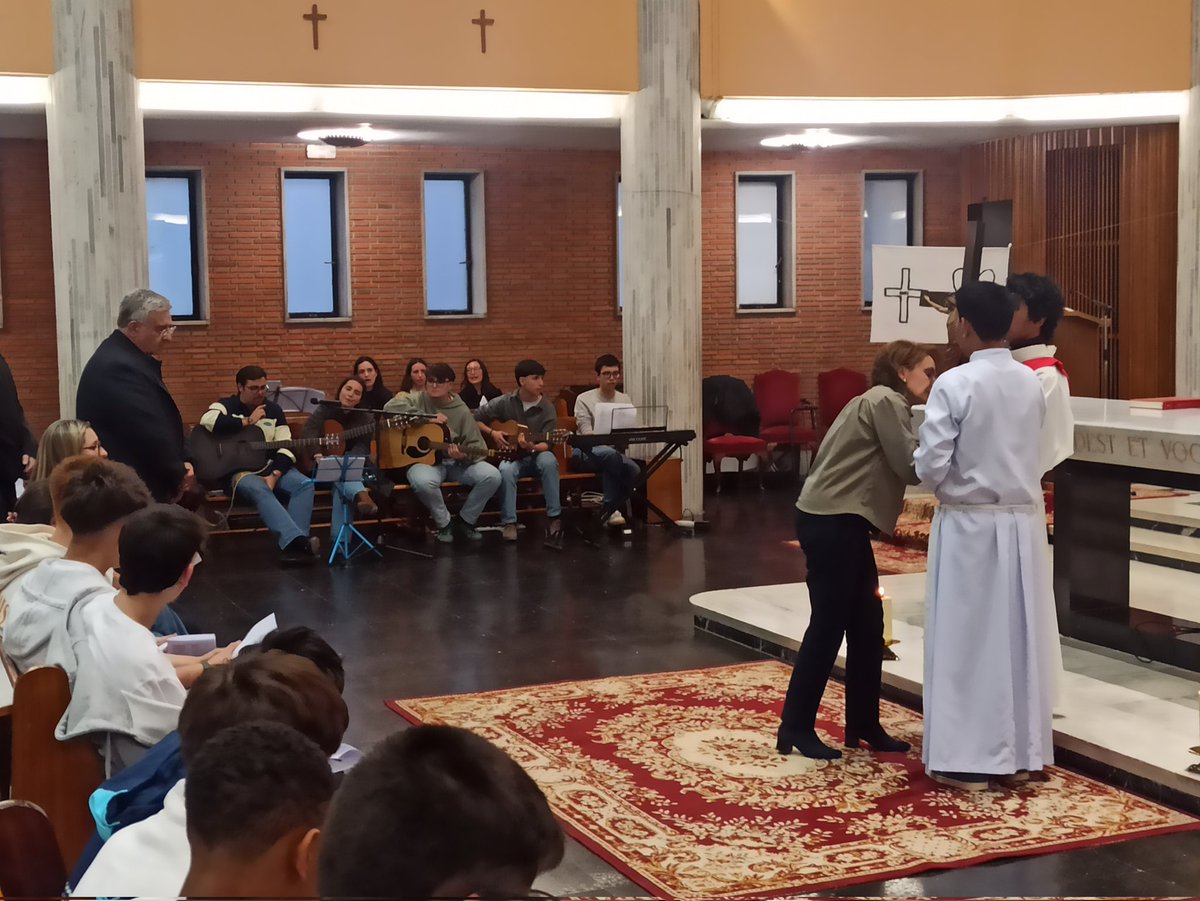 sjcalasanzvlc's tweet photo. VIERNES SANTO: 
Recogimiento y silencio.
Hoy recordamos la Pasión de Jesús y acogemos el misterio de la cruz. #sjcalasanzvlc #SemanaSanta #viernessanto #escolapios https://t.co/7F7yX7dtxA