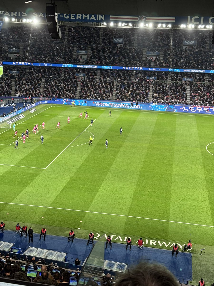 Première mi-temps XL de Kvaratskhelia. Dans les intentions, l’envie et techniquement, tout est propre.

Depuis la fin du mois de janvier, on a retrouvé le Kvara’ qui fait peur à son vis à vis. #PSGTFC