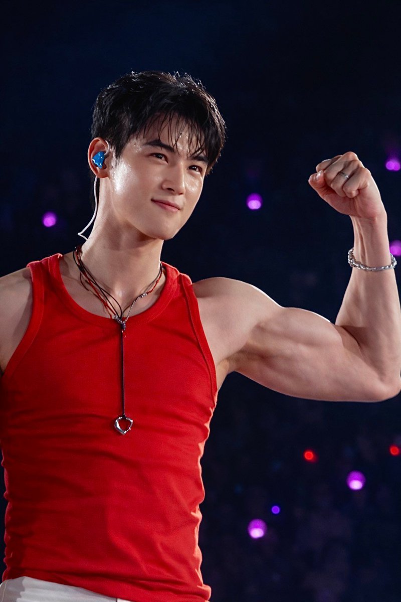 flexing idol tweet media