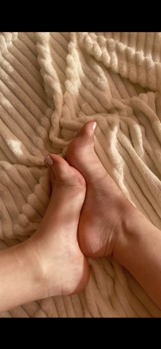 ivorysolee's tweet photo. Ici vous voyez qu’un petit aperçu 😌
le reste est ailleurs

#feet #footfetish #soft #cozy #dmopen https://t.co/ORkDlCnFPg