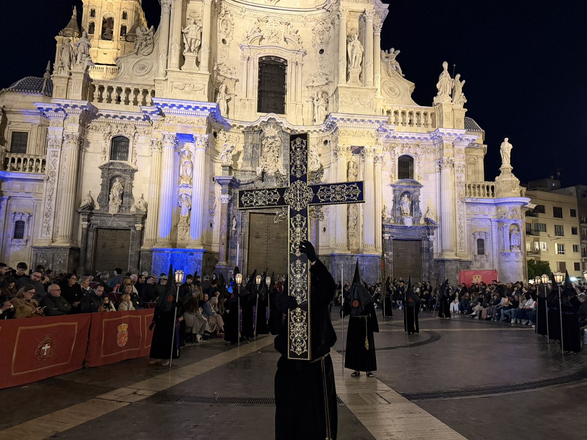 CSCofradiasMur's tweet photo. [21:23] Llega la Cruz Guía de la @santosepulcro a la Plaza del Cardenal Belluga
#InfoOficial #SSantaMurcia26 https://t.co/fYpAJY75FT