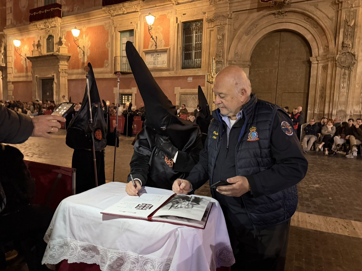 CSCofradiasMur's tweet photo. [21:23] Llega la Cruz Guía de la @santosepulcro a la Plaza del Cardenal Belluga
#InfoOficial #SSantaMurcia26 https://t.co/fYpAJY75FT