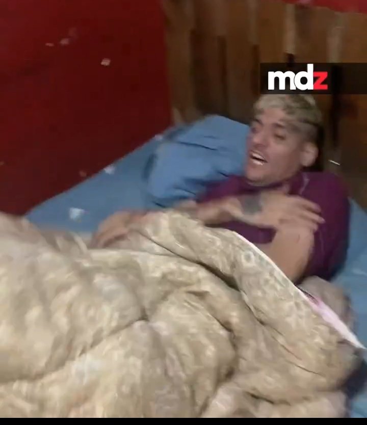 En un avion viajan 300 monos y 1 piloto... tweet media