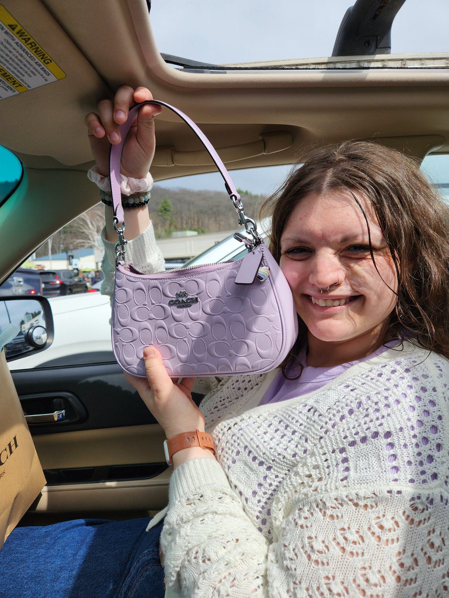 PachitoBurrito's tweet photo. baby's first coach bag https://t.co/ngXrQwRiMH