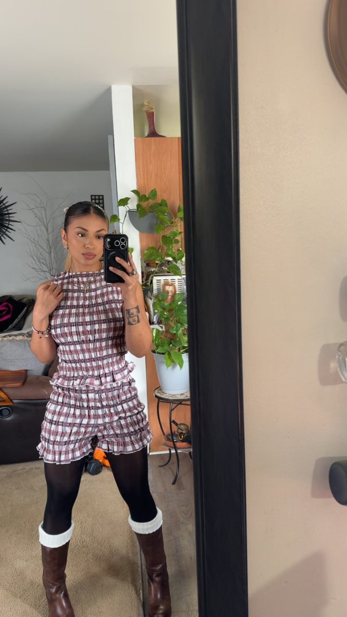 etherealjuice's tweet photo. She knows https://t.co/8KIajSTNe8