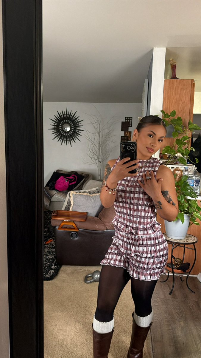 etherealjuice's tweet photo. She knows https://t.co/8KIajSTNe8