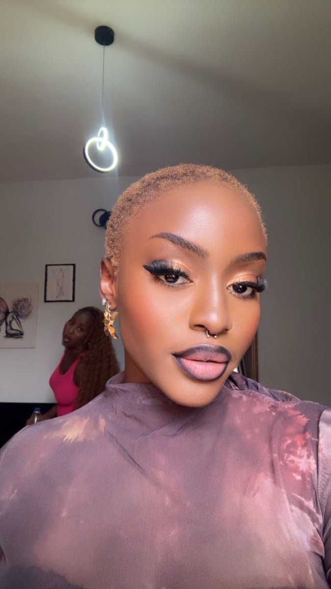 A fan in the background 🥰