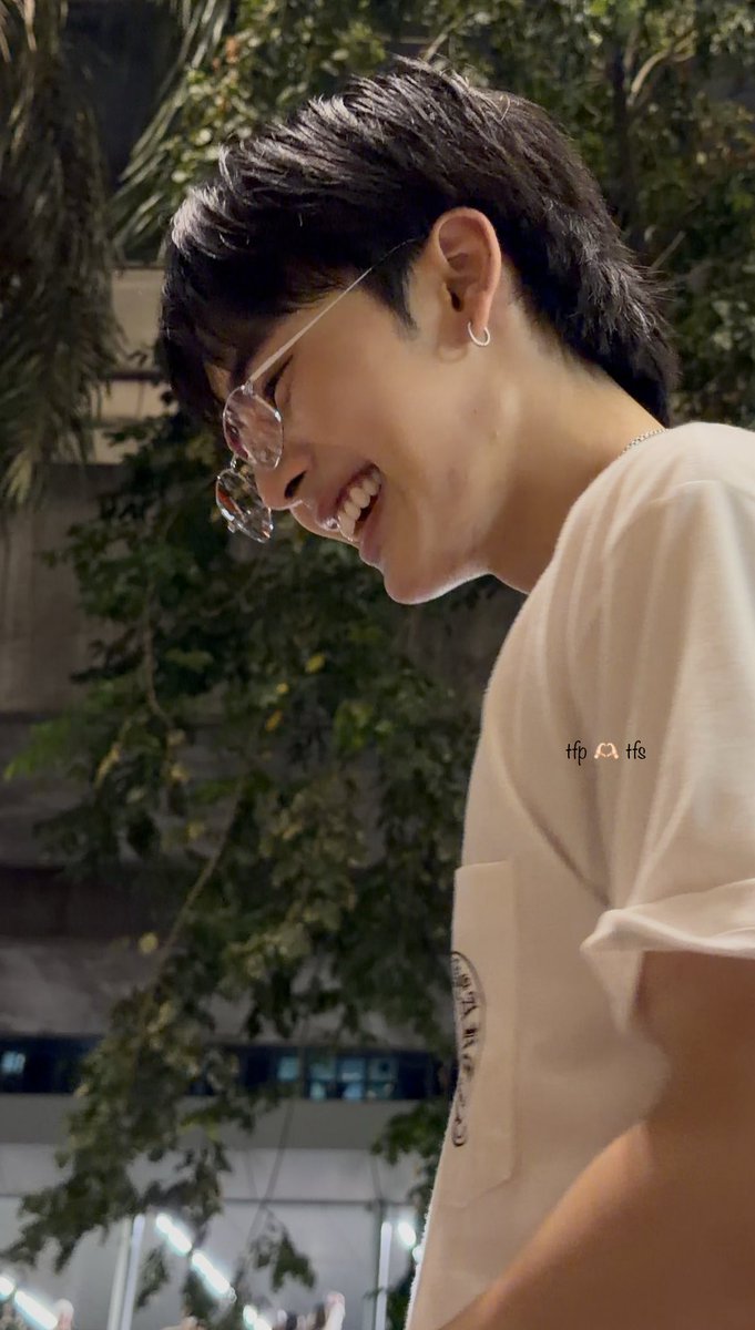 Trend for SANTA tweet media