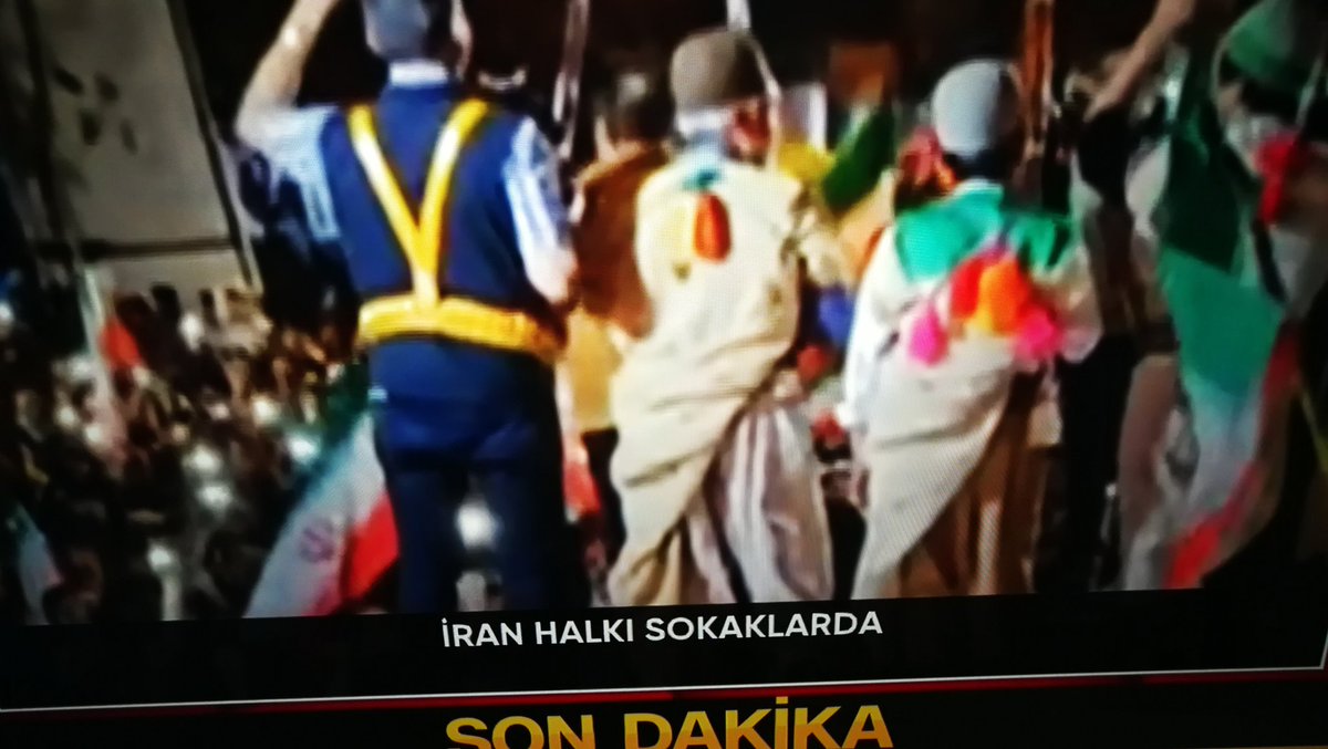 BiceDogan's tweet photo. Onurlu İRAN halkı havadan bombalar yağarken devletini desteklemek için 35 gündür sokaklarda ve meydanlardalar 

Onursuz ve korkak yahudüler 
35 gündür fare gibi sığınaklarda yaşıyorlar https://t.co/QiFLJS7EPq