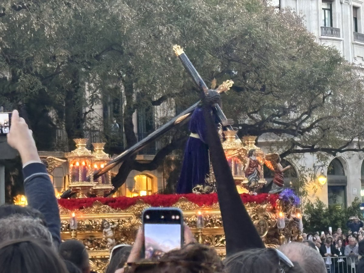 Vinc de presenciar el gran «Encuentro» de Jesús del Gran Poder i l’Esperança Macarena amb la Mare de Déu de «las Angustias», davant la <a href="/catedralbcn/">Catedral de Barcelona</a>, un dels actes processionals més rellevants de Barcelona, cada Divendres Sant. Enhorabona <a href="/GPoder_Macarena/">GranPoderMacarenaBCN</a> i <a href="/angustiasbcn/">Hermandad de las Angustias de Barcelona</a>!