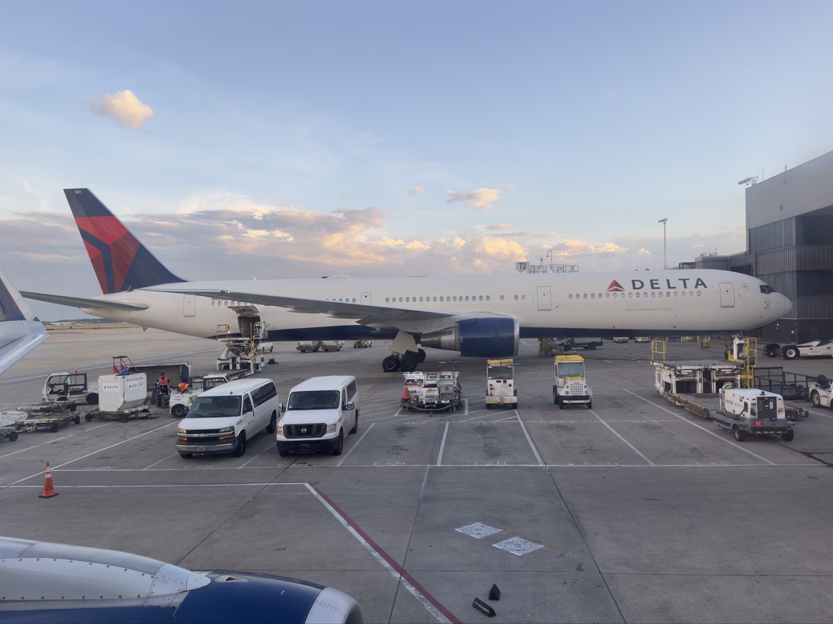 rhyan_reyes's tweet image. On a plane, out on travel! ✈️