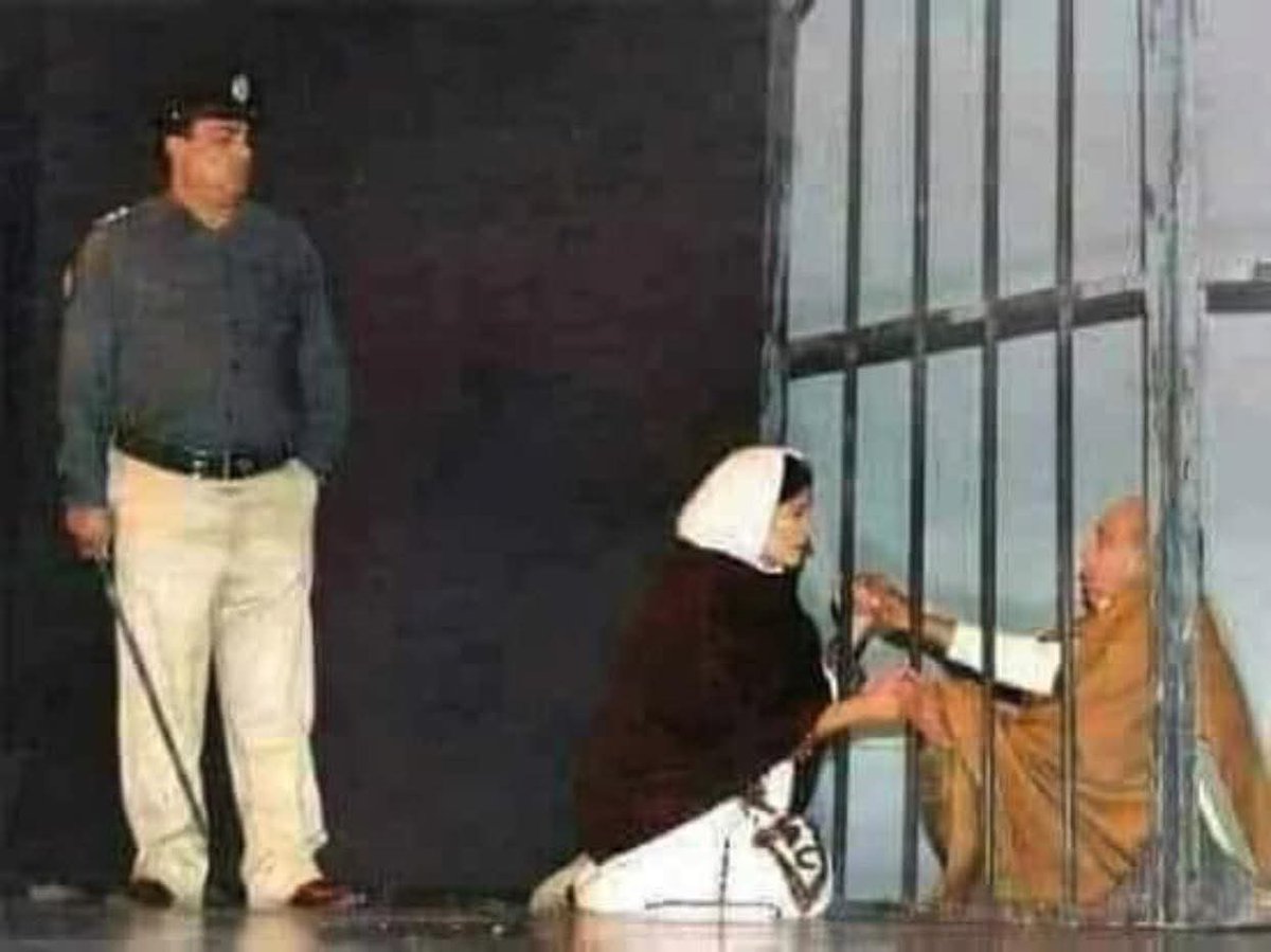 AbdulKarimPPP's tweet photo. April 4 was the darkest day in the history of Pakistan when the doors of knowledge were closed to the people and thinking was banned. A man was tried to be hanged by a court but he is still not dead. Living Some people are born but do not die!
#SalamSZABhutto
#SalamShaheedBhutto https://t.co/NOBdIzL7M4