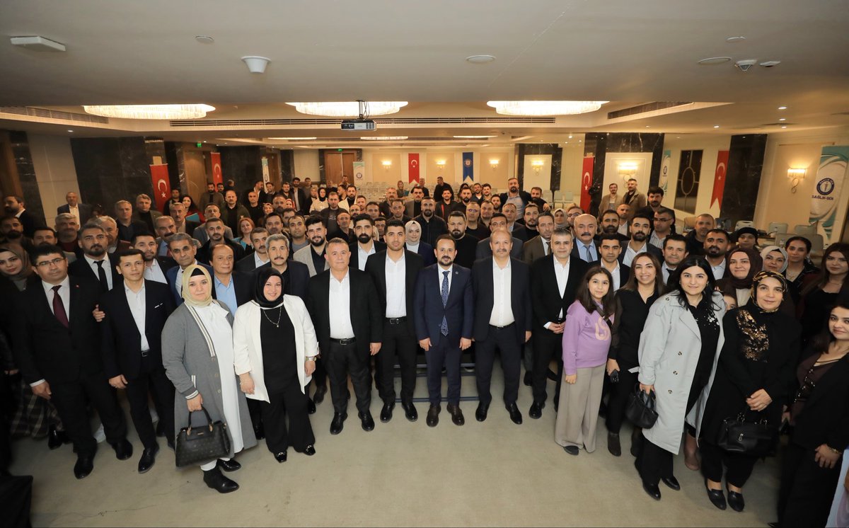 SSMahmutFaruk's tweet photo. 📍ADIYAMAN

Meslek kanunlarının güncellenmesi, henüz meslek kanunu bulunmayan sağlık ve sosyal hizmet alanları için yeni düzenlemelerin hayata geçirilmesi noktasında çalışmalarımızı, girişimlerimizi sürdürüyor; her bir sağlık ve sosyal hizmet profesyonelinin refahını artıracak, adil ve sürdürülebilir bir çalışma ortamını tesis etmek için mücadelemize devam ediyoruz. Bu mücadelede en büyük gücümüz ise teşkilatımızın sahadaki kararlılığıdır.

Genel Başkan Yardımcımız Yasin Barutcu ile birlikte Adıyaman Şubemizin İl Divan Toplantısını gerçekleştirdik. Adıyaman’daki birlik, kararlılık ve yüksek motivasyon bizleri ayrıca memnun etmiştir.
Bu kıymetli buluşma için Adıyaman Şube Başkanımız Yakub Çelik başta olmak üzere yönetim kurulu üyelerimize, temsilcilerimize ve teşkilatımızın her bir kademesinde görev yapan kıymetli yol arkadaşlarıma gönülden teşekkür ediyorum.