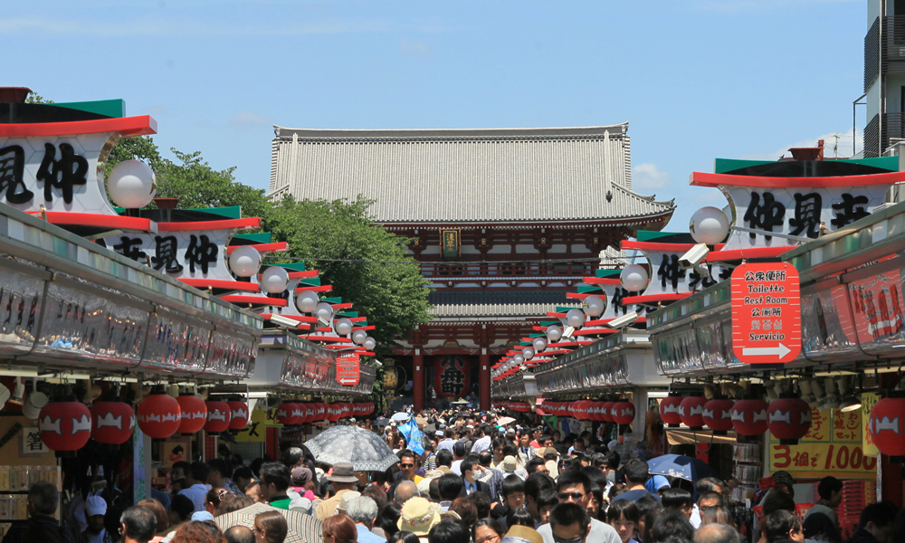 Mirai_sumida's tweet photo. The ultimate Travel Hack for Asakusa 🏮✨
Daytime Nakamise-dori is iconic, but let's be honest—it’s absolute chaos.
For a truly unreal experience, visit at midnight after the trains stop. No crowds, total silence, and the whole street is yours. You’ll feel like you’ve traveled back in time. 🌙⏳
It’s a secret world for those staying in the area. Experience the "quiet" side of Tokyo. 🏯✨
#TokyoTravel #JapanTravel #VisitJapan #Asakusa #Sensoji #TokyoNight #LocalTipsJapan