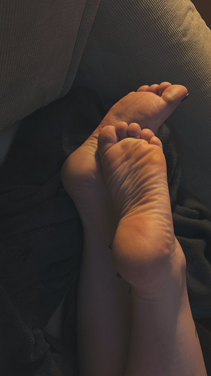 TeaseMyfeetbaby's tweet photo. Bonsoir #moneys #CozyVibes” #feetfetısh #MoneySlave #PayPig https://t.co/G0J1iBNxp6
