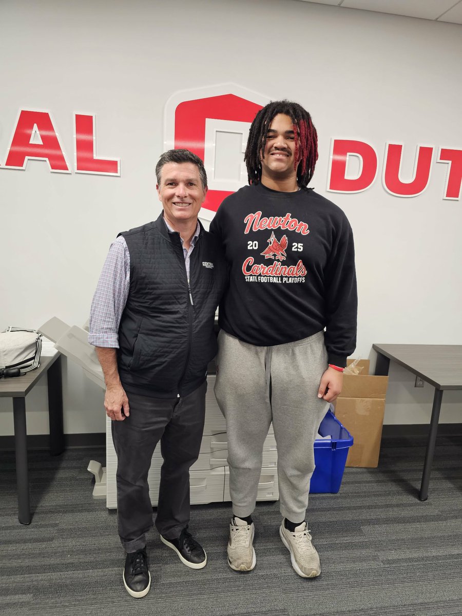 batawui7867's tweet photo. Thank you @CentralDutchFB for the amazing junior day visit! Huge thanks to @MChorowicz and the rest of the amazing coaching staff! https://t.co/m7FU5vm0bf