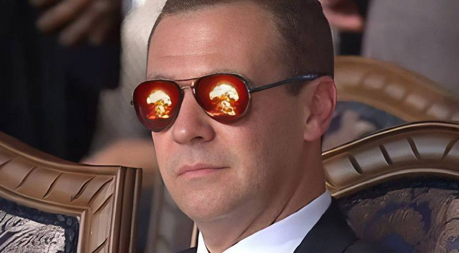 SMO_VZ's tweet photo. ❗️ Russia must abandon its "tolerant" attitude toward neighbors joining the EU, stated Dmitry Medvedev. 🇷🇺

The Deputy Chairman of the Russian Security Council warned that "political freaks" in Brussels are turning the EU into a full-scale military component, fundamentally changing the global landscape. 🚫🇪🇺

"Until now, our rhetoric regarding EU membership was restrained and calm. But everything must change now—the EU is no longer an economic union. It is rapidly transforming into a hostile military alliance," Medvedev explained.

He added a harsh warning: "This alliance will be even worse than NATO. It will be a disgusting rabble of frenzied European parasites." ⚡️⚔️

#Medvedev #Russia #EU #NATO #SecurityCouncil #Brussels #Geopolitics #MilitaryAlliance