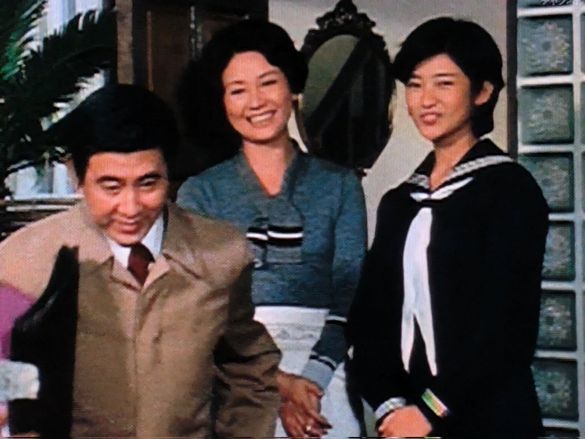 ドラマ史上で語り継がれる『赤い疑惑』の八千草薫の降板。7話から山口百恵の母親役は渡辺美佐子に。脚本はそのままの筈だが、渡辺は八千草の母親像を引き継ぐつもりもなく、すっかり別人格。代役とはいえ、女優の意地か。#山口百恵  #渡辺美佐子 #八千草薫