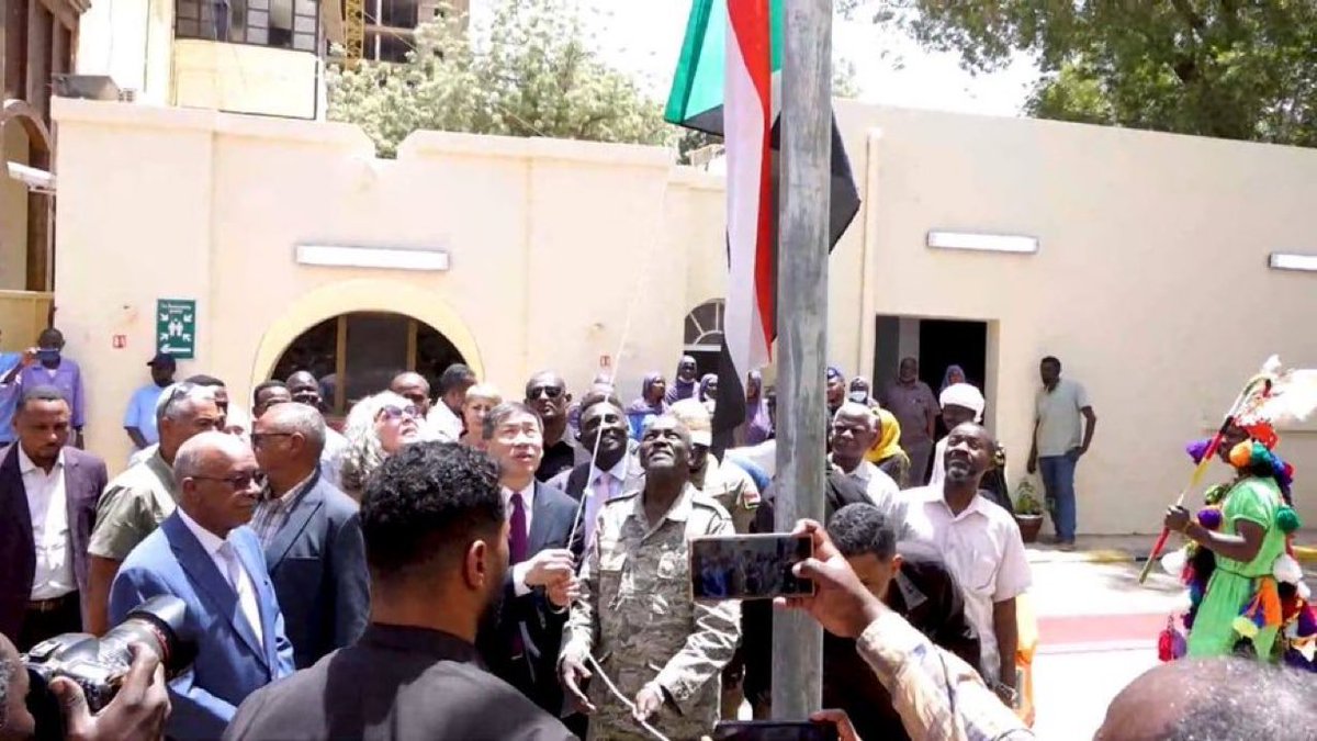 Birleşmiş Milletler, çatışmanın Nisan 2023'te başlamasından bu yana ilk kez Hartum'daki genel merkezini yeniden açtı. Dışişleri Bakanı Mohieddin Salem, bu hareketi istikrar ve "Barış için Umut" girişiminin uygulanmasına yönelik tarihi bir adım olarak memnuniyetle karşıladı.