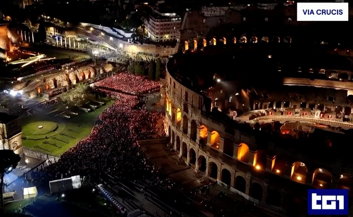Luis91052594's tweet photo. Un rito della cristianità che fa impazzire i comunisti di merda. #3aprile #viacrucis Stasera niente maranza e niente bandiere di palestimerda. https://t.co/uIEIDagH2D