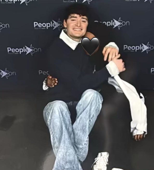 oh my goddd…i hadn’t seen him in a sitting pose with someone before aww…he’s soooo baby here 💕💕