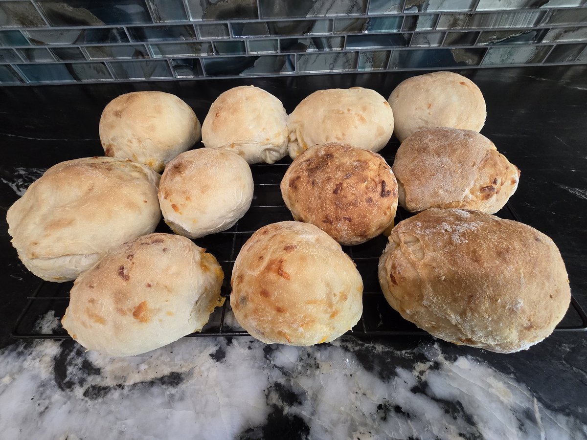 Johnnypatriot26's tweet image. Somebody tell me my homemade garlic cheese buns look delicious 😋 #Homemade #Bread