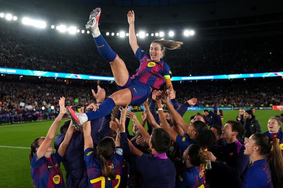 SrtaLexus23's tweet photo. El homenaje a Alexia es una de las cosas más bonitas que he vivido en un campo de fútbol. 

Sus compañeras se han desecho en elogios y la miran con toda la admiración del mundo. La afición estaba rendida ante ella. https://t.co/illQ3ZonBk