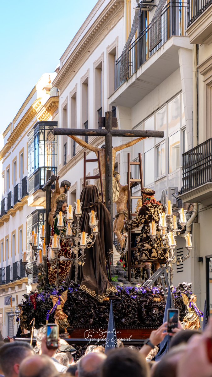 CEsparto's tweet photo. #ViernesSanto | En Plaza Nueva @HdadCarreteria

🎺 @lascigarreras
📸 @sandra_goneze

#ssantasevilla26 #ssantacde26 https://t.co/iawQ9d31WP