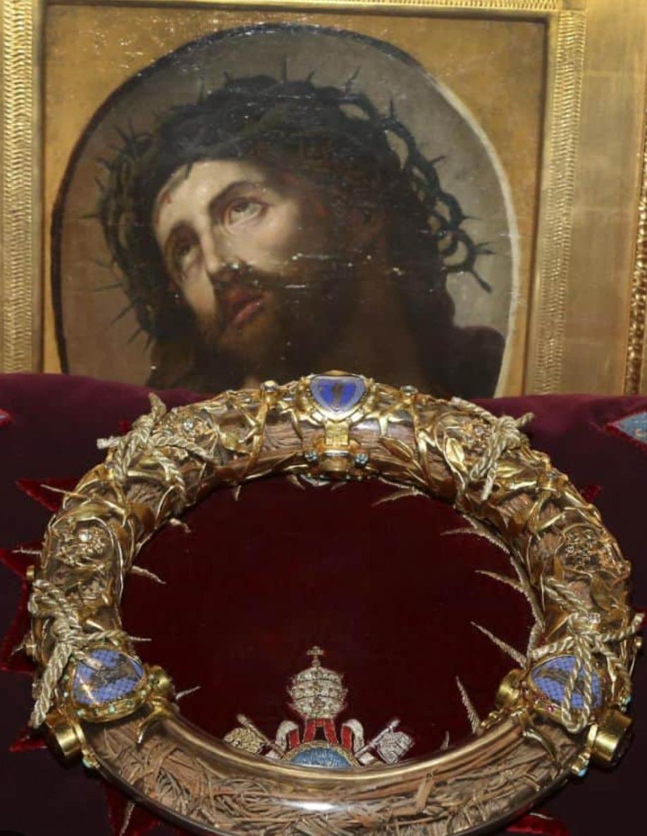 EL TESORO MEJOR CUIDADO DE NOTRE DAME ES LA CORONA DE ESPINAS

La corona de espinas es una de la reliquias más emblemáticas de todos los tiempos, y se encuentra actualmente en la #catedral de Notre-Dame de #París.

En el 2019, gran parte del templo sufrió de un #incendio pero lo