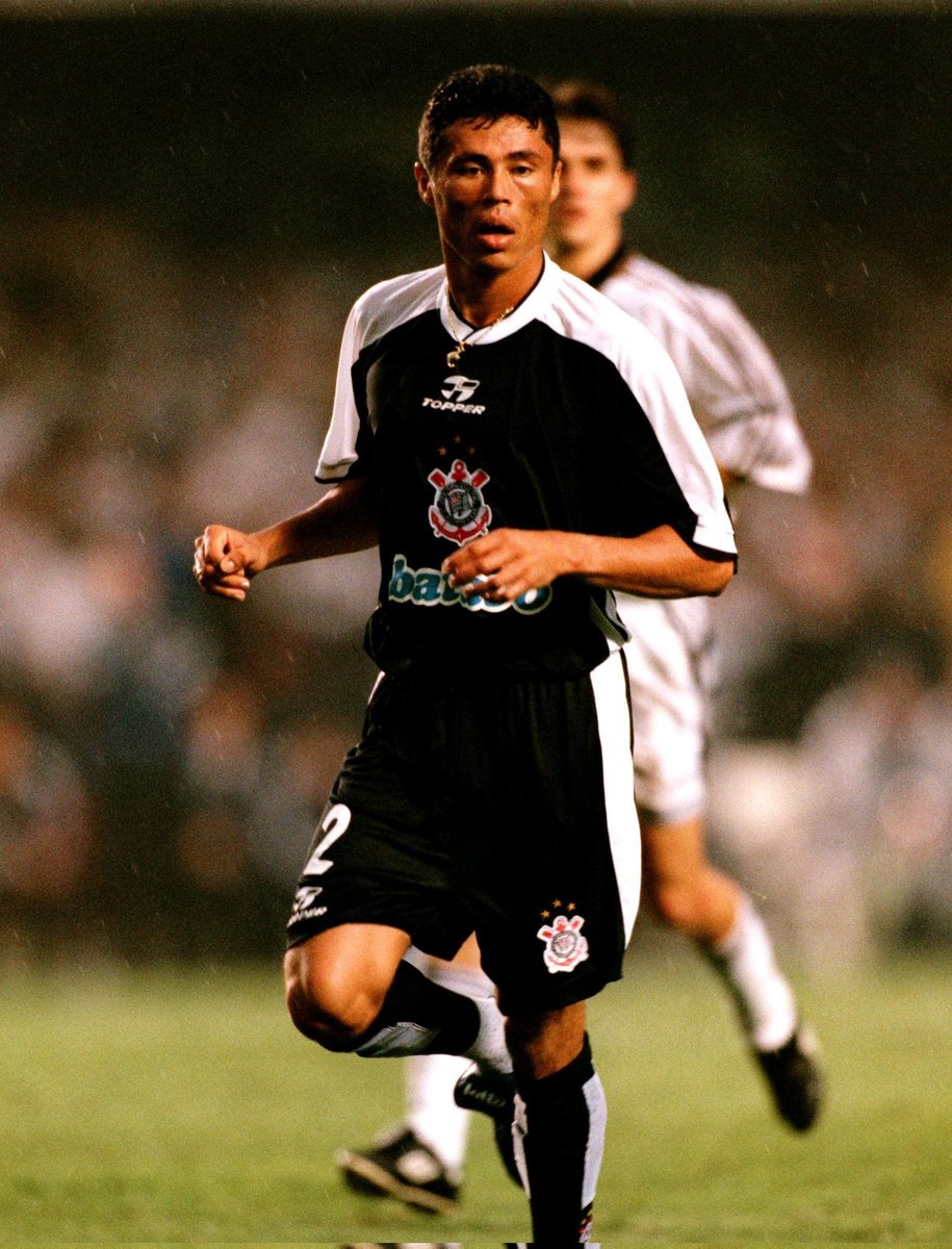 elyelsccp's tweet photo. Hoje é aniversário de 47 anos do ex lateral direito do Corinthians Índio.

Títulos do Índio no Corinthians:
- Brasileirão 1998
- Brasileirão 1999
- Paulista 1999
- Mundial 2000
- Paulista 2001

Índio fez história no Corinthians 🦅 https://t.co/QNoZtaCbb5