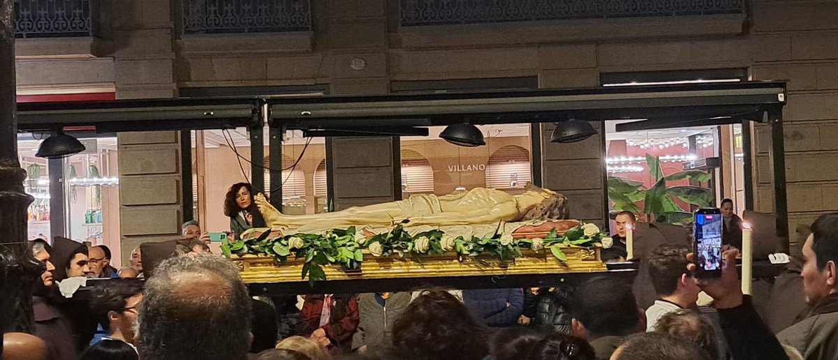 EseQueVaQueDice's tweet photo. La procesión de Donostia San Sebastián de este viernes santo, tras 59 años sin procesiones. https://t.co/hwfBv2gfWb