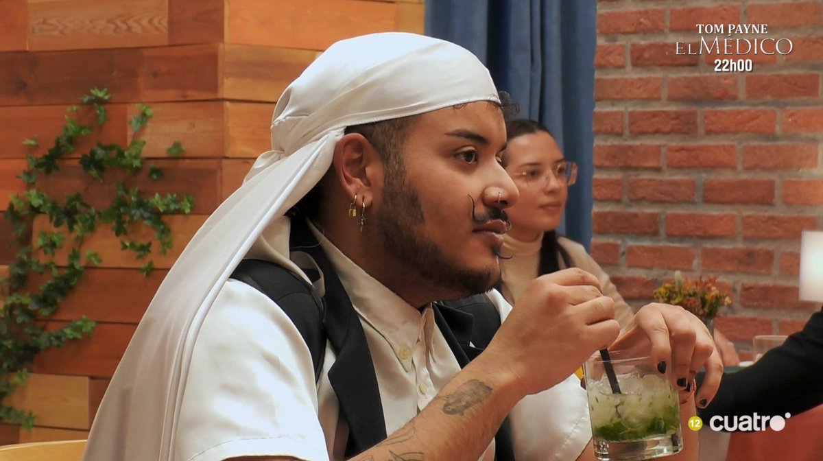 enrosinat's tweet photo. Costalero del Gran Poder versión Bollywood.

#firstdates3a https://t.co/iWqscQbLGF
