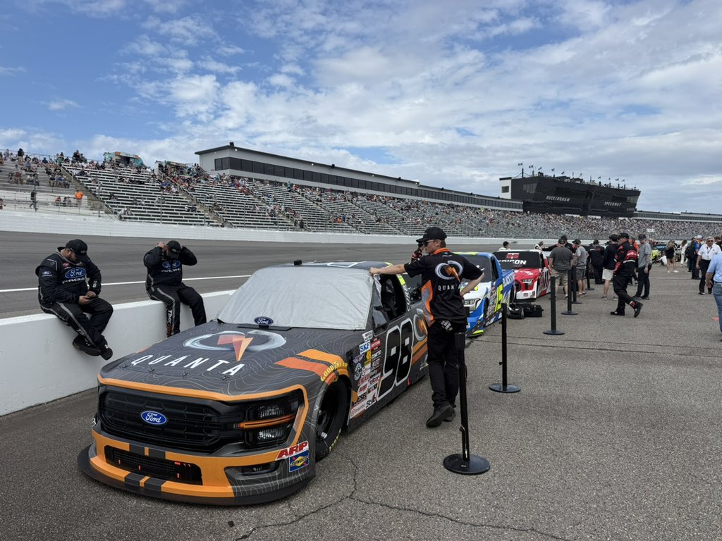 bobpockrass's tweet photo. Trucks from Rockingham. FS1 on-air at 4:30p ET. @NASCARONFOX https://t.co/IS1hoFtvnC